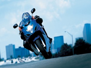Suzuki azul en la carretera