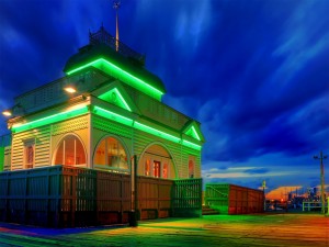 Postal: Edificio con luces verdes