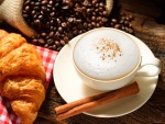 Café espumoso, canela y croissant