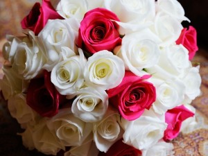 Postal: Ramo de rosas blancas y rojas