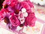 Ramo con flores en tonos rosas