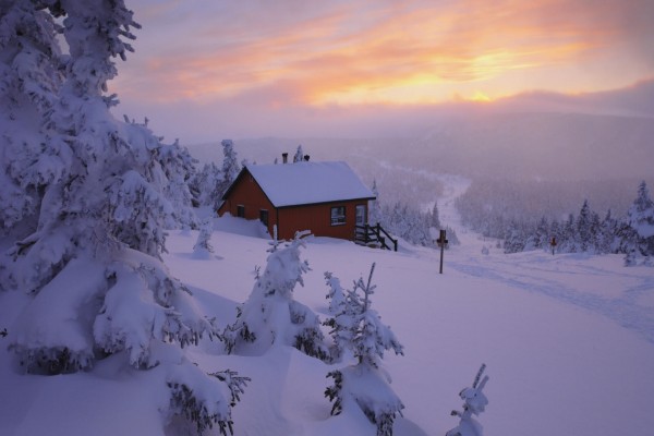 Casa nevada al amanecer