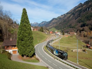 Tren atravesando un valle