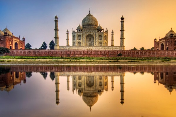 El Taj Mahal, reflejado en el río Yamuna al atardecer
