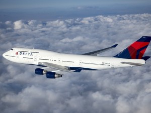 Postal: Avión Delta entre las nubes