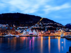 Postal: Casas, edificios y muelle de Noruega