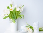 Tulipanes blancos en un jarrón, y sobre la mesa