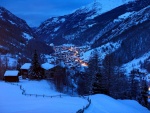 Cabañas y montañas nevadas (Los Alpes)