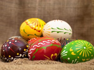 Postal: Huevos de Pascua, de diversos colores