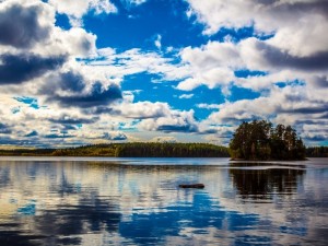 Nubes reflejadas en el agua del lago