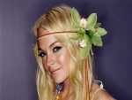 Lindsay Lohan con flores en el pelo