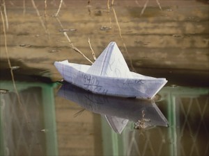 Postal: Barco de papel sobre el agua