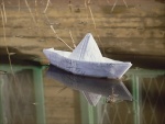 Barco de papel sobre el agua