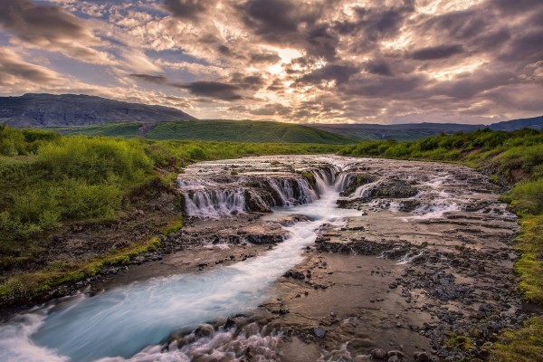 Cascadas y un río en Islandia