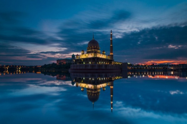Reflejo en el agua de la Mezquita y el cielo