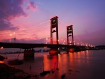 Puente Ampera al anochecer (Sumatra, Indonesia)