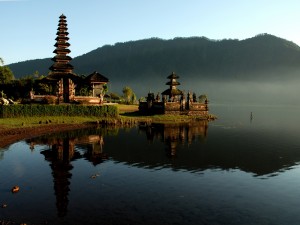 Templos junto al agua en Indonesia