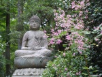Buda en un jardín