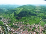 Vista aérea de una ciudad y verdes montañas