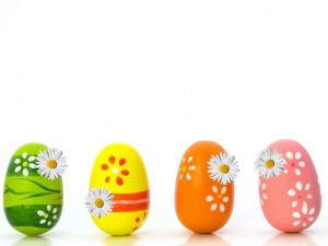 Postal: Huevos de Pascua adornados con flores
