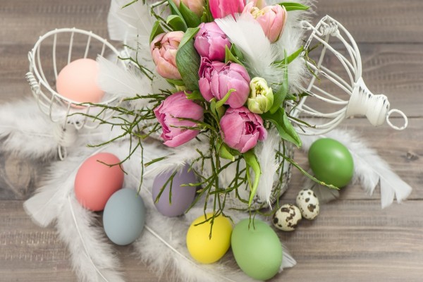 Huevos de Pascua, tulipanes y plumas