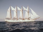 Barco blanco navegando