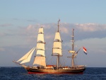 Barco con bandera de los Países Bajos