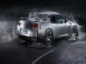 Postal: Nissan en la carretera con lluvia