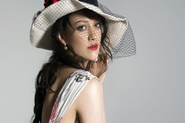 Distinguida mujer con labios rojos y un sombrero
