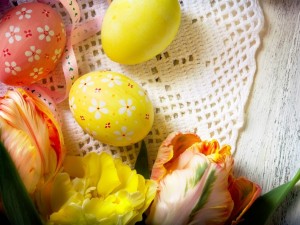 Postal: Huevos de Pascua y tulipanes