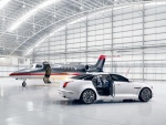 Avión y coche en el hangar