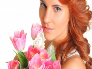 Postal: Mujer con un ramo de tulipanes
