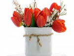 Jarrón con tulipanes rojos