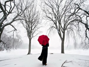Postal: Con un paraguas rojo en la nieve