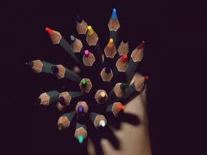Postal: Lápices de colores en la mano