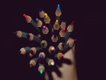 Lápices de colores en la mano