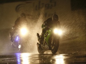 Motos bajo la lluvia