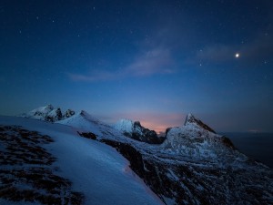 Postal: Noche de estrellas en las montañas nevadas