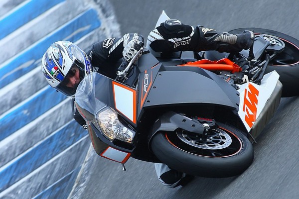 Pilotando una moto KTM RC8