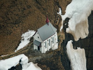Iglesia cerca de la pendiente