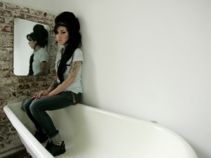 Amy Winehouse sentada en la bañera