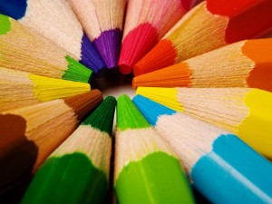 Lápices de colores formando un círculo