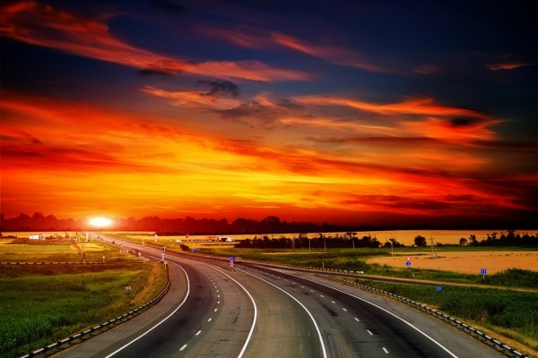 Carretera hacia la puesta del sol