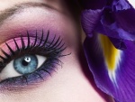Mujer con ojo azul y una flor