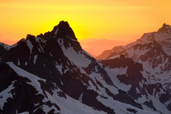 Los colores del amanecer en las montañas