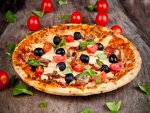 Pizza con tomates, aceitunas y albahaca