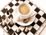 Café sobre el tablero de ajedrez