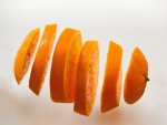 Una naranja en rodajas