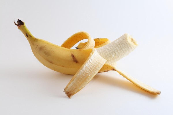 Plátano semi pelado