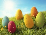 Huevos de Pascua coloreados en la hierba